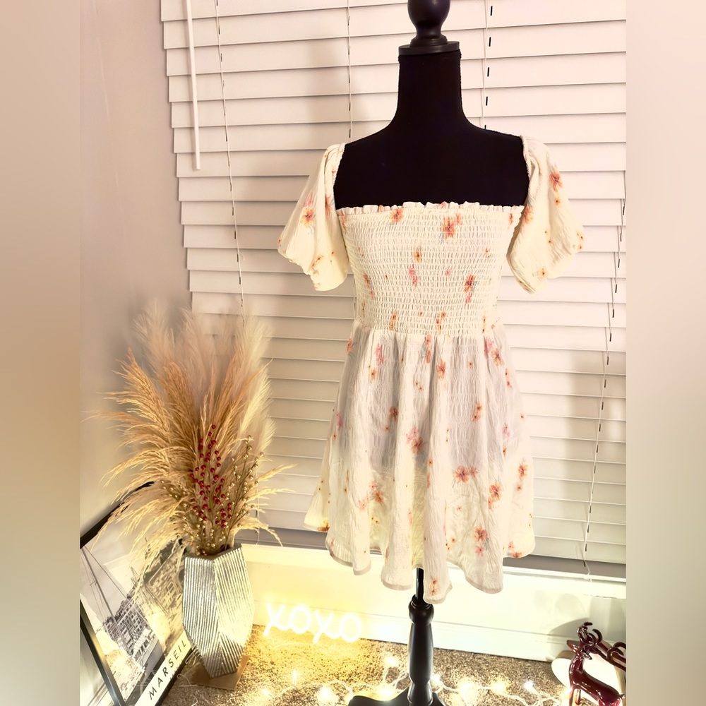 Forever 21 Mini Dress in floral beige colour with puffer sleeves US size S